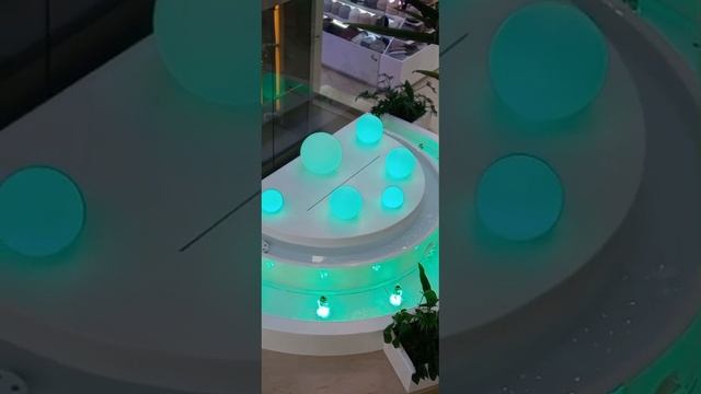 Светящийся фонтан в ТЦ