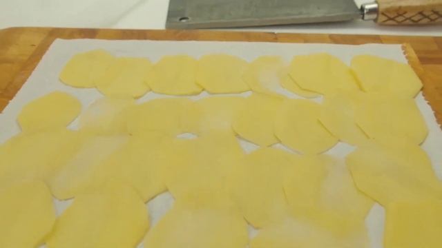 Картофельные чипсы с ножом ЦайДао. B-roll  видео. Potato chips with Cai-dao knife. #shorts