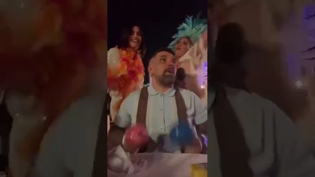 У #баста звенят маракасы, а не январская вьюга. Лицо Васи бесценно #юмор #певец #новыйгод #маракаси