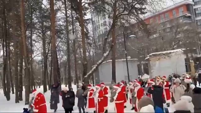 В летнем парке на Уралмаше выступил оркестр Дедов Морозов 😍