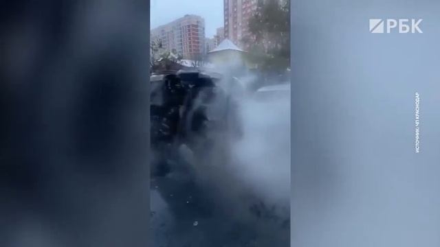 Во дворе дома в Краснодаре сгорели пять автомобилей.