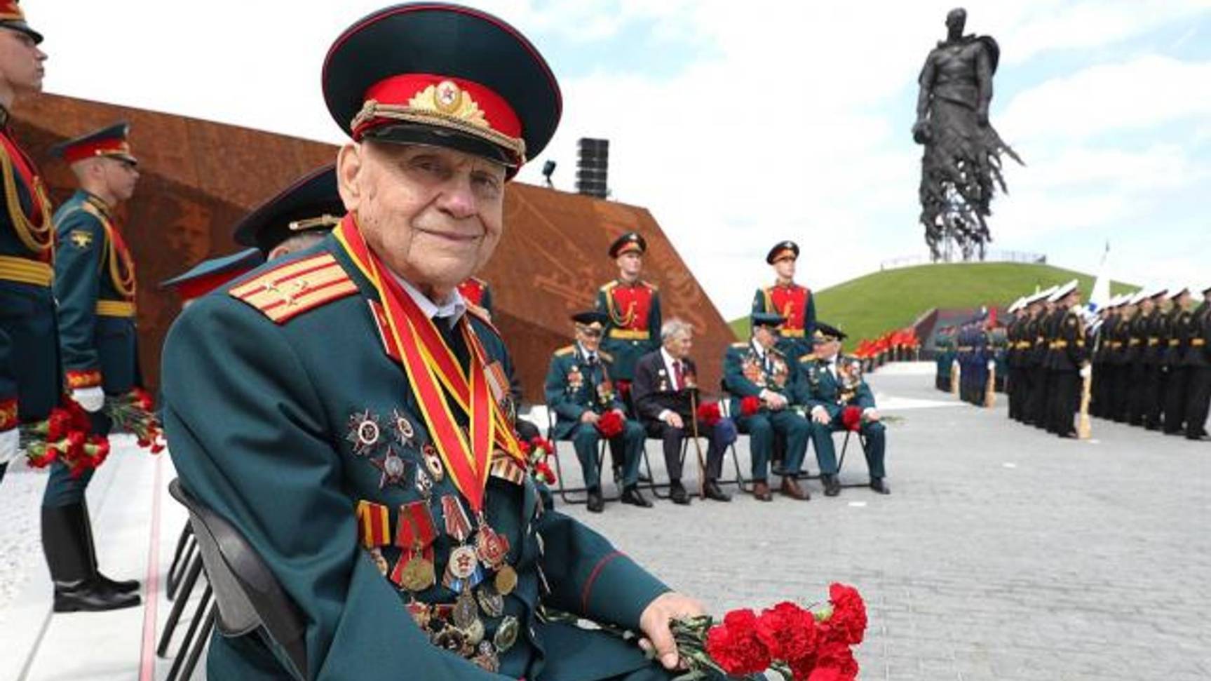 В Госдуме призвали выплатить ветеранам 80 тысяч рублей в честь юбилея Победы