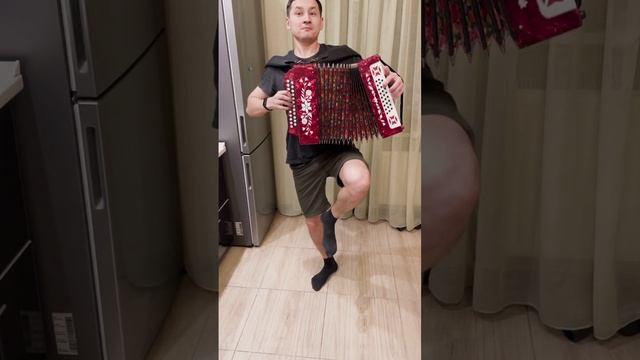 Знаете, что может сделать приседания ещё веселее? Гармонь и спорт! Смотрите, как это получается.