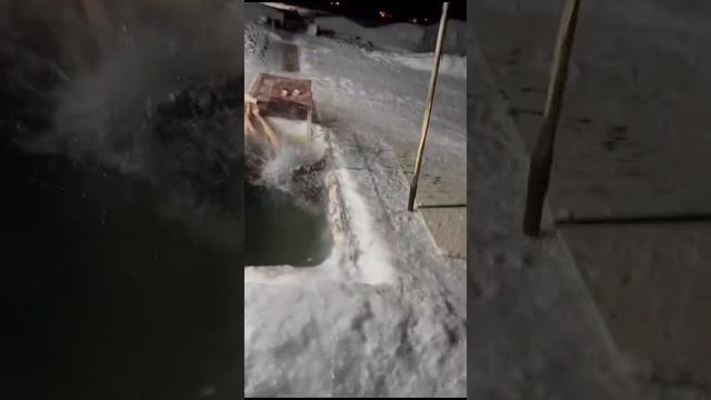 Купание в прорубе.mp4