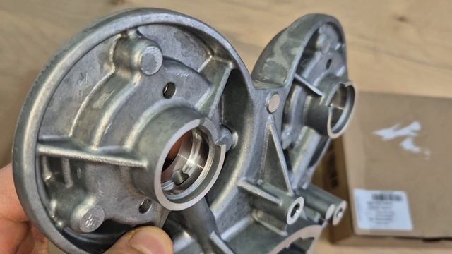 как отличить оригинал от подделки опорный кронштейн распредвалов 06L103144K gen2 gen3 2.0 1.8 TFSI
