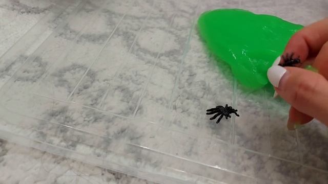 #slime зелёный. А внутри пауки в слайме . Скоро #хеллоуин