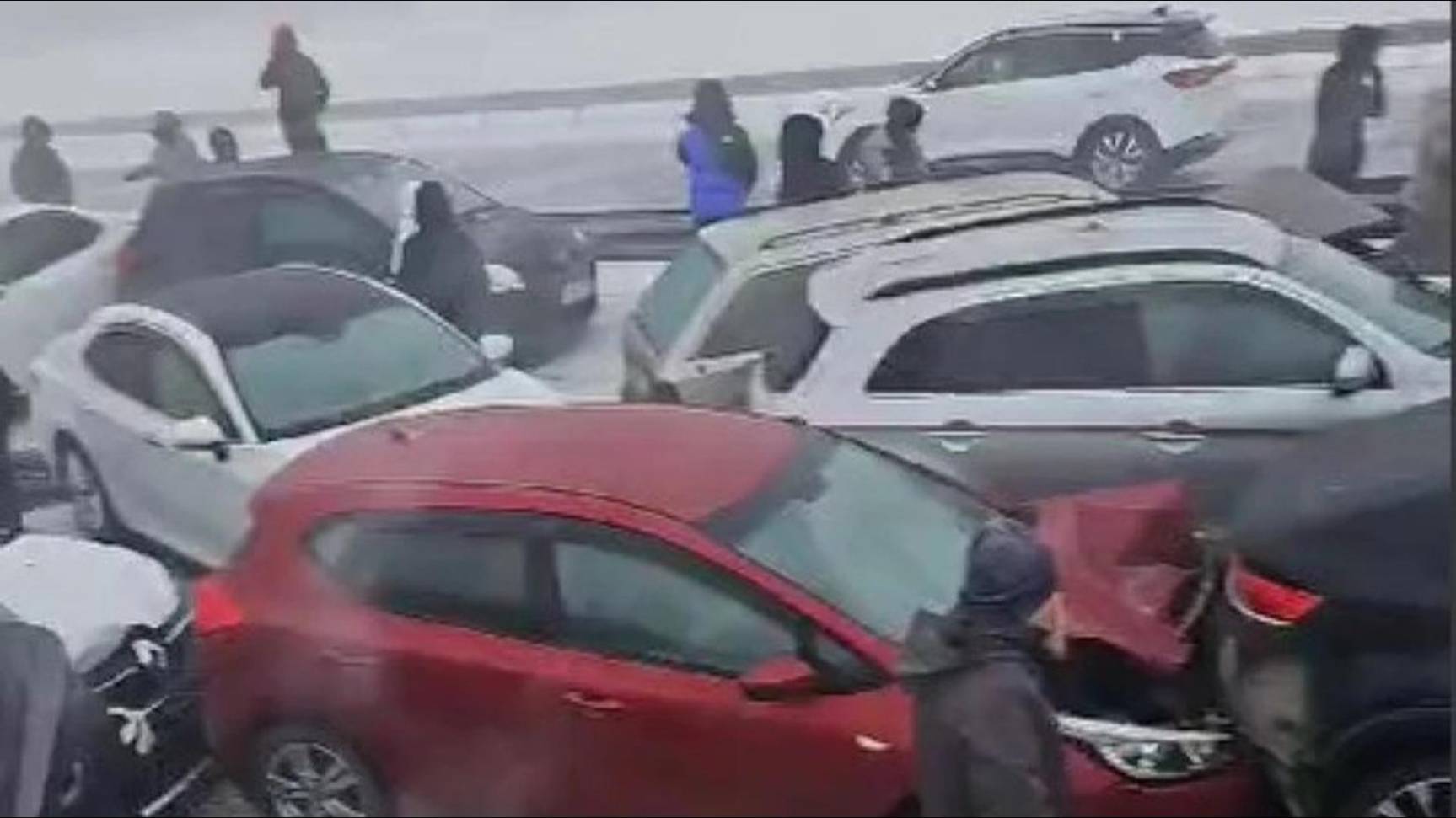 Массовое ДТП с 40 машинами произошло в Казахстане, последствия попали на видео