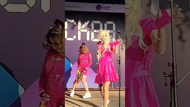 Не знала куда стойку деть... и пошла с ней #shorts Певица МАРИНА МОРСКАЯ