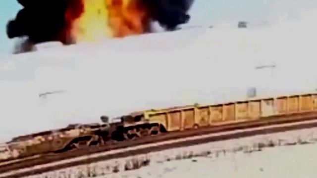 В штате Калифорния одномоторный самолет RV-10 упал на склад, в котором находились люди.
