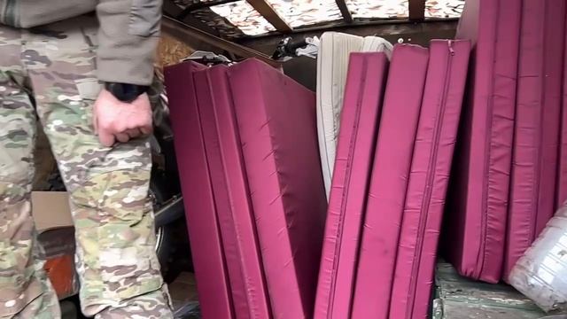 Также передали,  нашим штурмовикам,  матрасы от Москаликов и от Перемышль фронту. 
😘