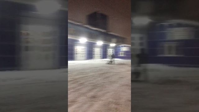 Зато как красиво полетела лопата 🤣
