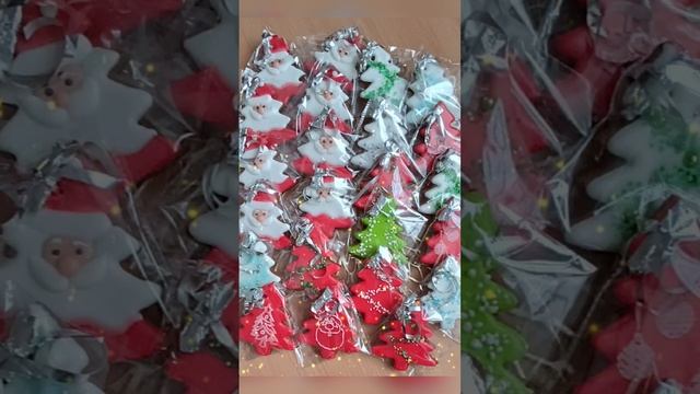 Пряничные ëлочки с пожеланиями.