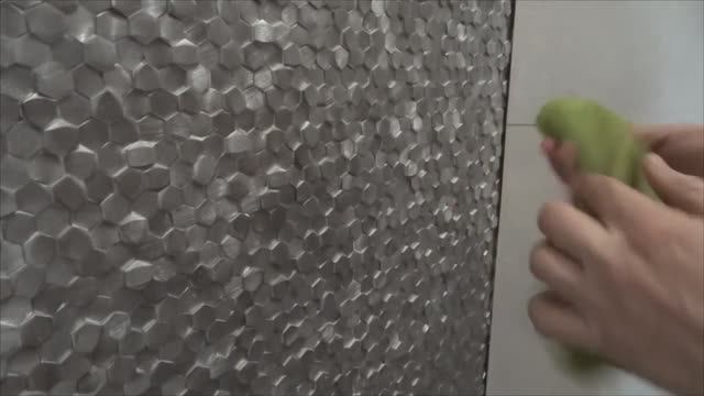Укладка металлической мозаики.