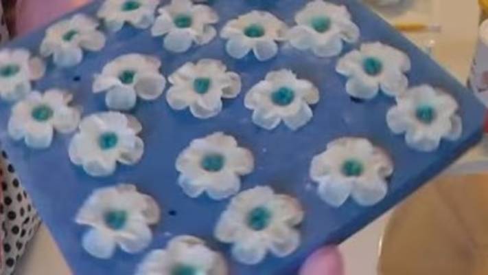 Цветочки из сахарной массы