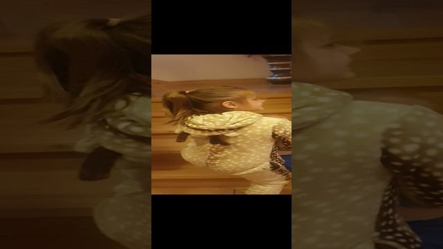 Полина и Дениска катаются на лестнице