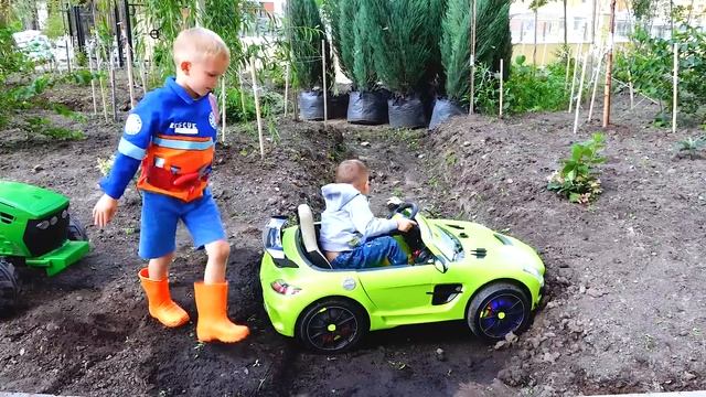 Влад помогает Никите, застрявшему в грязи на детской машине