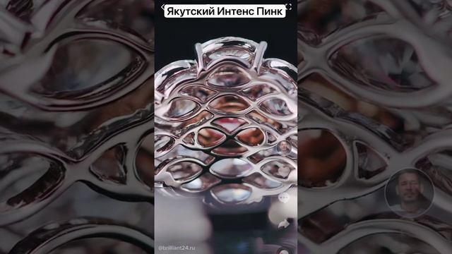 Кольцо с розовым бриллиантом огранки маркиз, вес 0.38 карат цвет Fancy Intense Pink / SI1