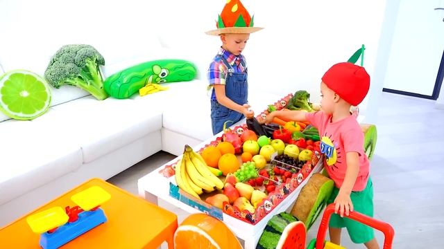 Влад и Никита играют в супермаркете