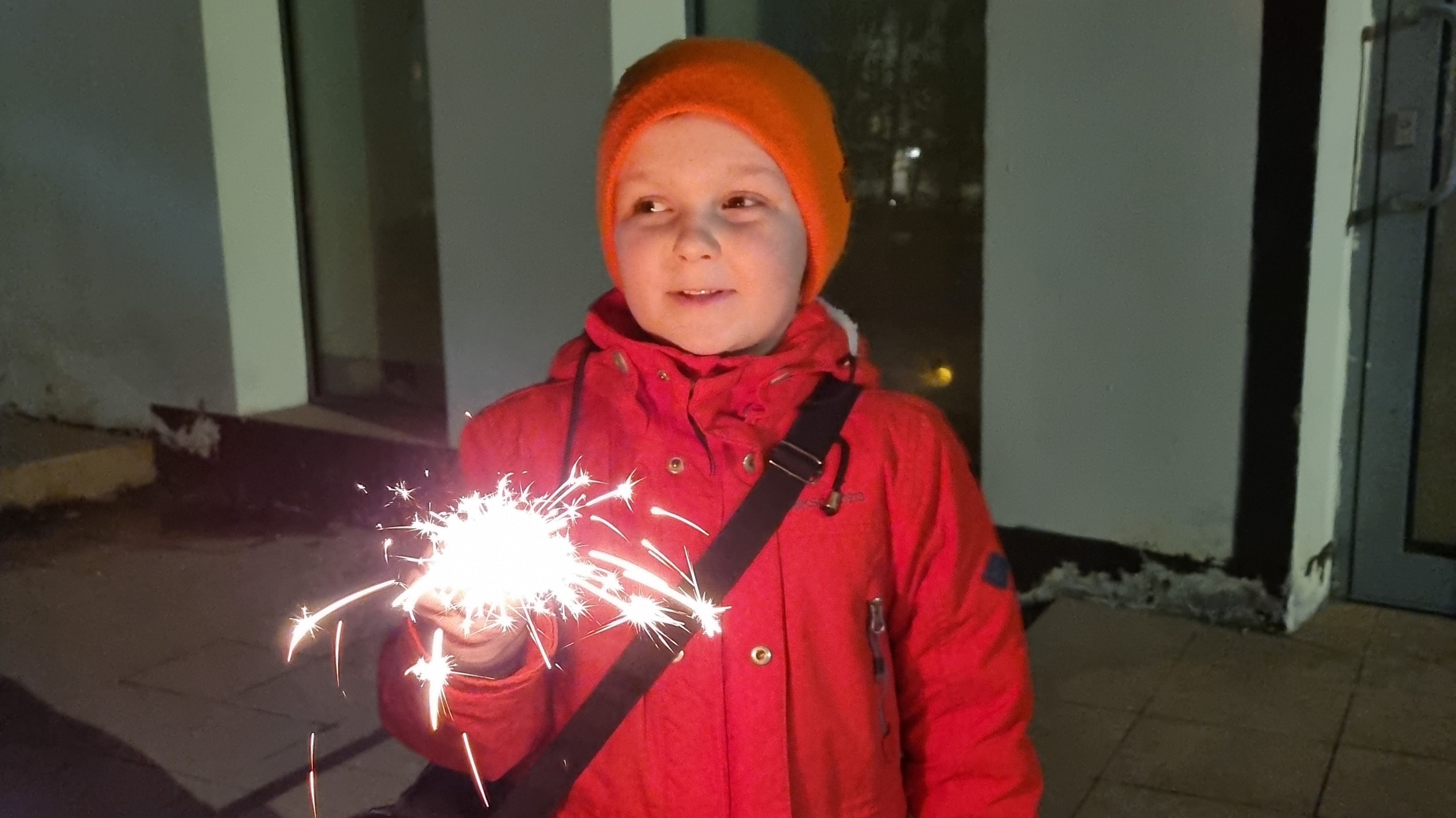 С новым годом! Поджигаем Бенгальские огни!