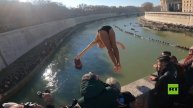 إيطاليون يحتفلون بالعام الجديد بالقفز من ارتفاع 18 مترا في نهر التيبر