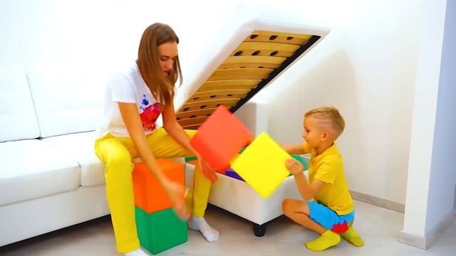 Влад, Никита и мама играют с разноцветными кубиками