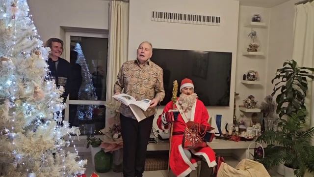 Дед Мороз подарочек принёс