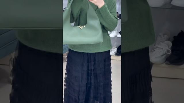 Какой цвет🥰💚 Цена кофты: 3000 р💚 Цена юбки: 2500 р💚 Цена сумки: 2000 р💚