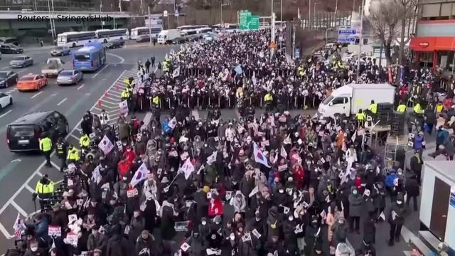 Участники митинга, выступающие против президента Республики Корея Юн Сок Ёля, направились от центра