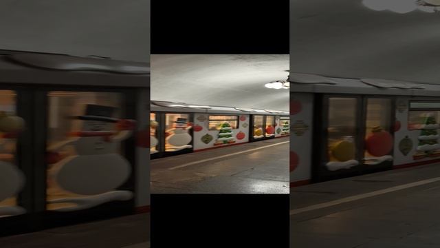 Новогодний поезд метро на кольцевой линии в Москве.