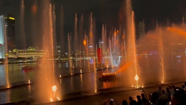 Бесплатное световое и водное шоу в Сингапуре