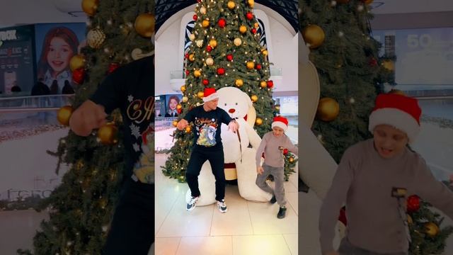 Мы не можем пройти мимо такой ёлочки🎄😂