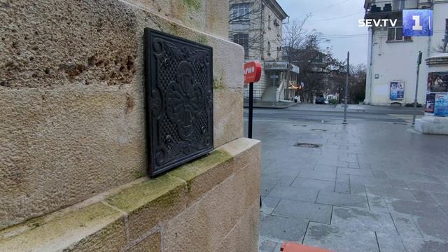 Зелёным цветом покрывается Таврическая лестница в Севастополе