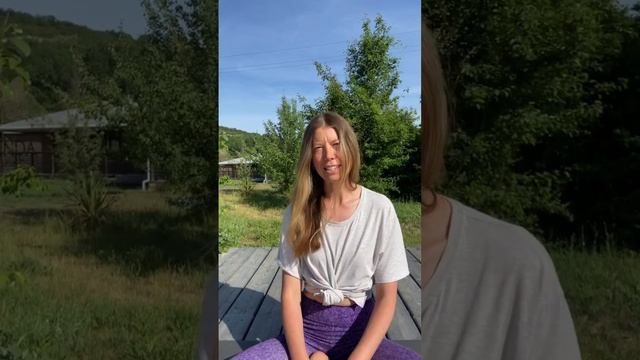 Ульяна из команды Ananda Glamping приглашает на регулярные классы йоги на свежем воздухе у пирамид