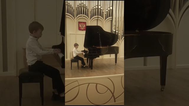 Шуман Фантастический танец 
Исп.Ярослав Филатов (9 лет)