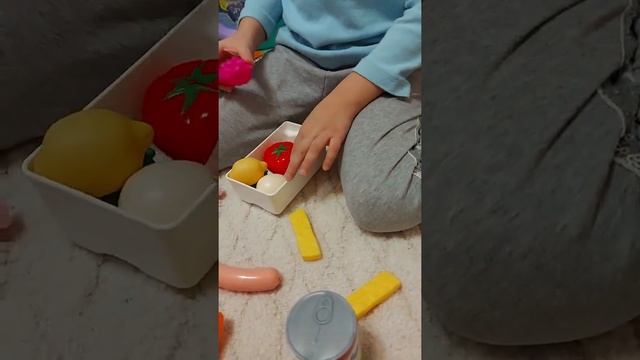 Милана открывает холодильник