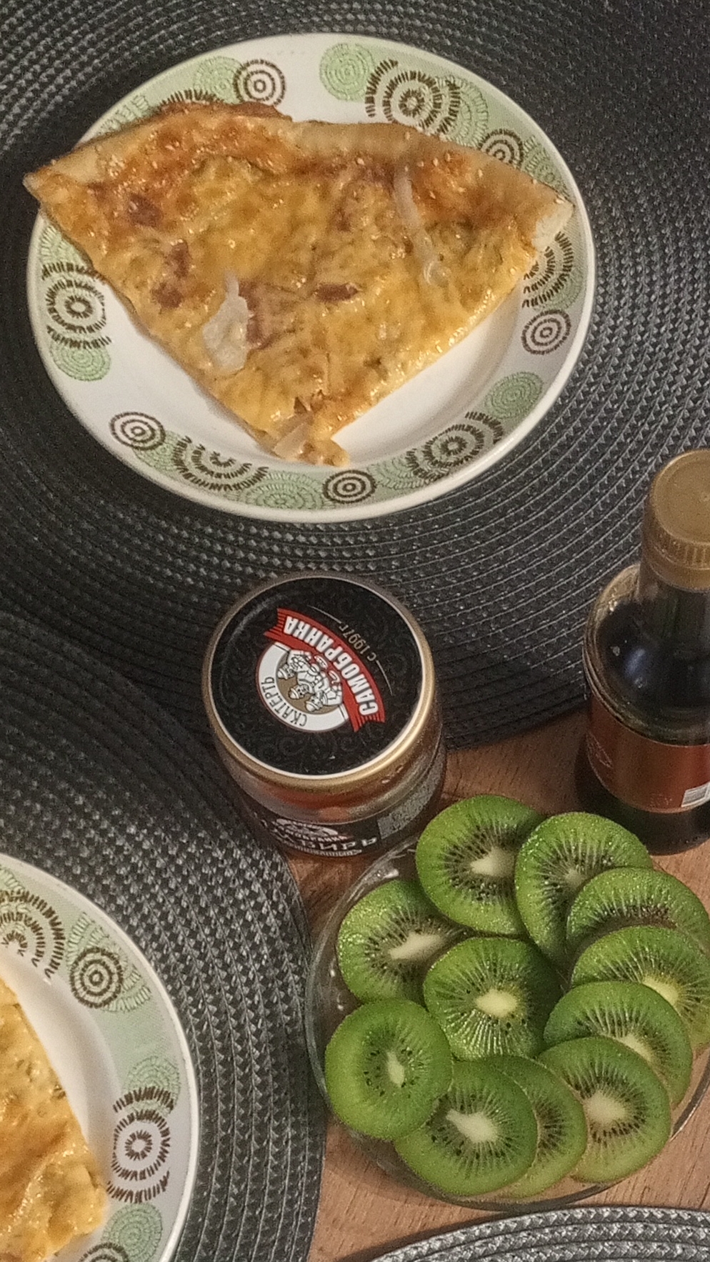 пицца с беконом и колбасой