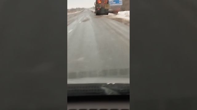 От Оренбурга до аэропорта на дороге насыпан гравий. Ехать очень сложно, от рядом идущих машин летят