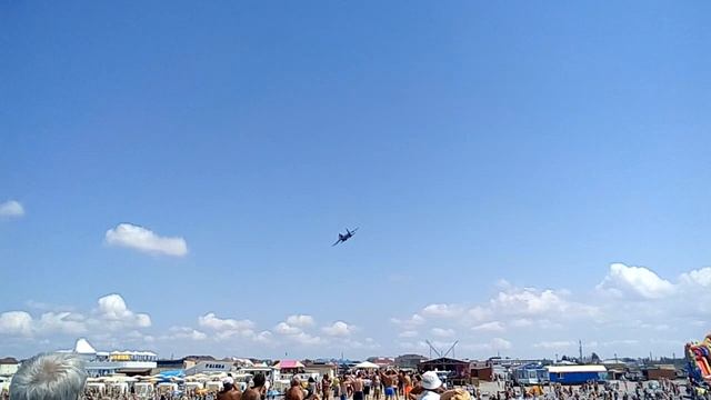 СУ-30СМ помахал крыльями над морем зрителям