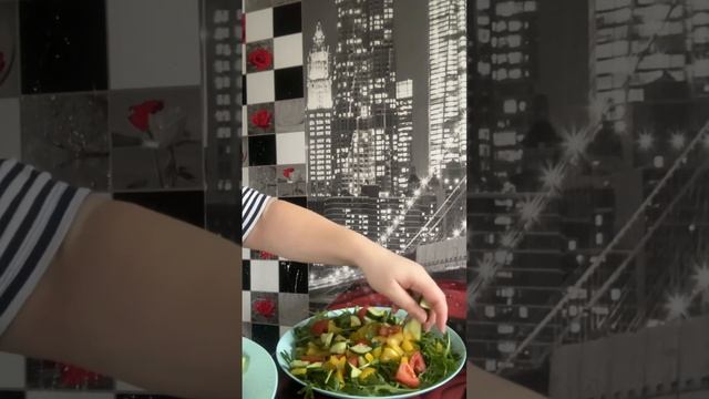 Салат с жареным сыром халуми