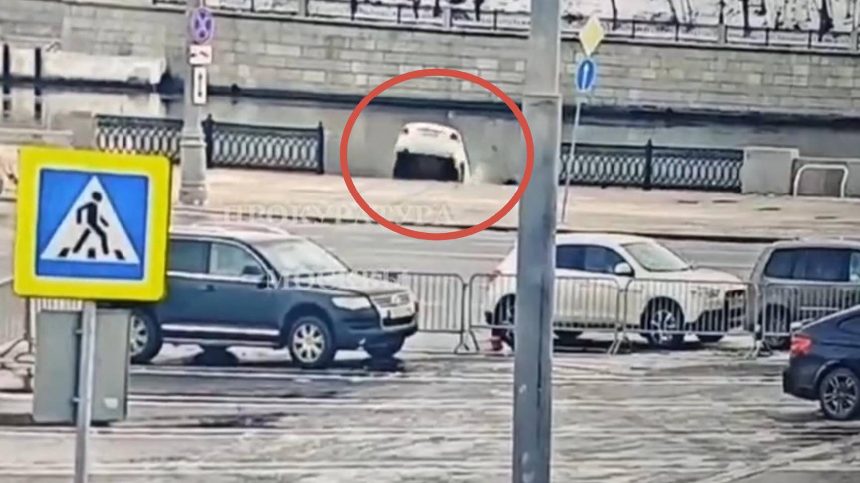 На видео попал момент падения Volkswagen в Москву-реку