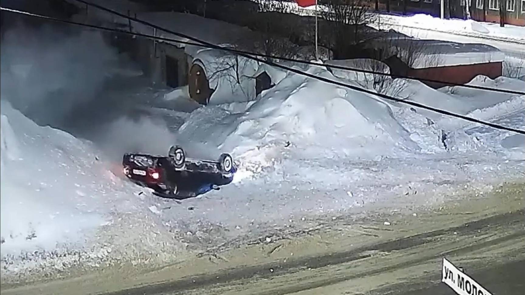 Попало на видео, как в Соликамске водитель перевернулся, наехав на сугроб