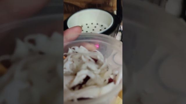 гречка с треской и овощной салат