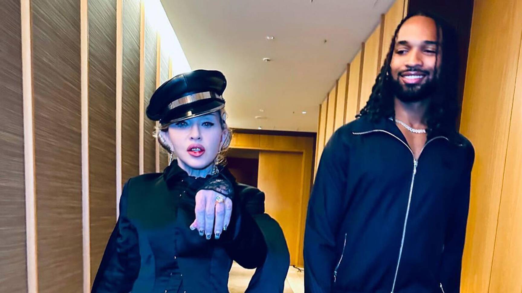 Мадонна спровоцировала слухи о помолвке с 28-летним возлюбленным