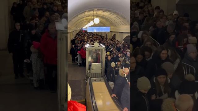 🚇На станции метро Охотный ряд огромное столпотворение людей.