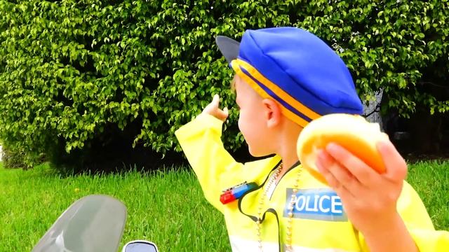 Никита играет в полицейского и учит Влада правилам