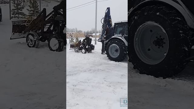 Мини погрузчик вседаки сдвинул с места трактор
