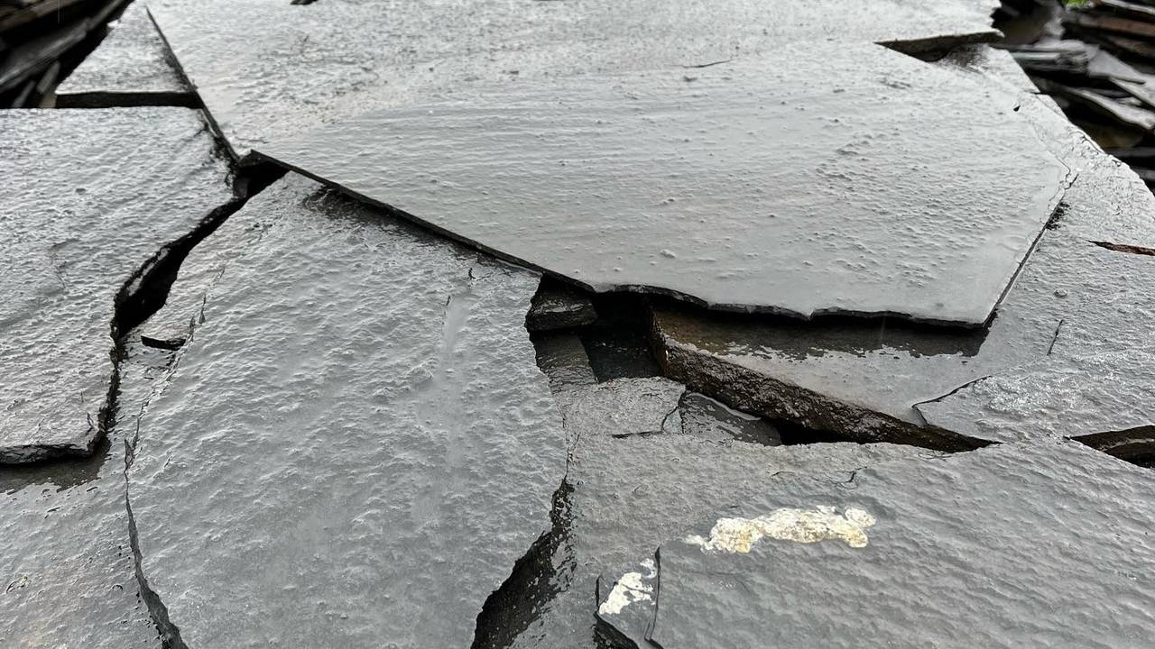 20.11.2024 в г. Тюмень Тюменской области отгружен плитняк златолит чёрный - 10 тонн.