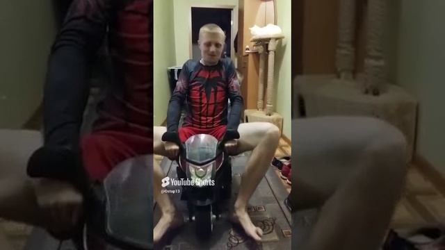 человек-папа спешит на помощь