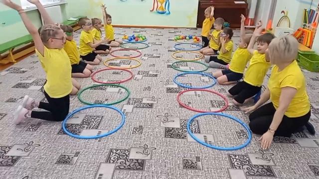 Нейроигра "Передай мячик правой или левой рукой"