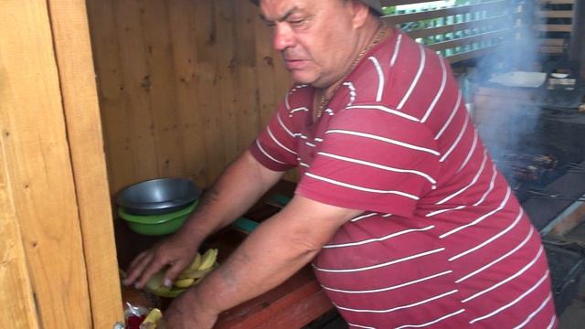 Готовлю шашлыки..  С аэропорта прямиком на дачу...